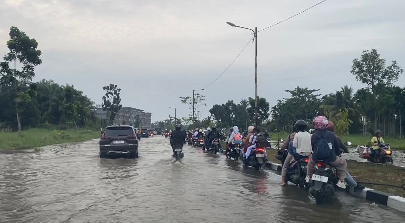 Banjir Merendam Jalan Sudirman Ujung Pekanbaru